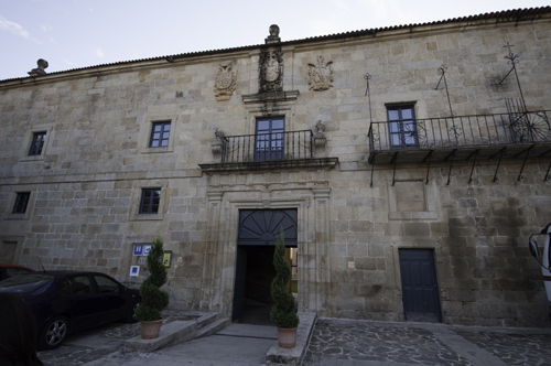 Portal de la entrada al momnasterio de San Clodio de Leiro